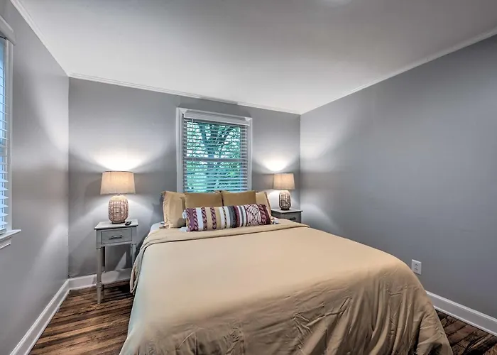 Holiday home Vibrant Home 2 Mi To Dtwn & Wake Forest University *