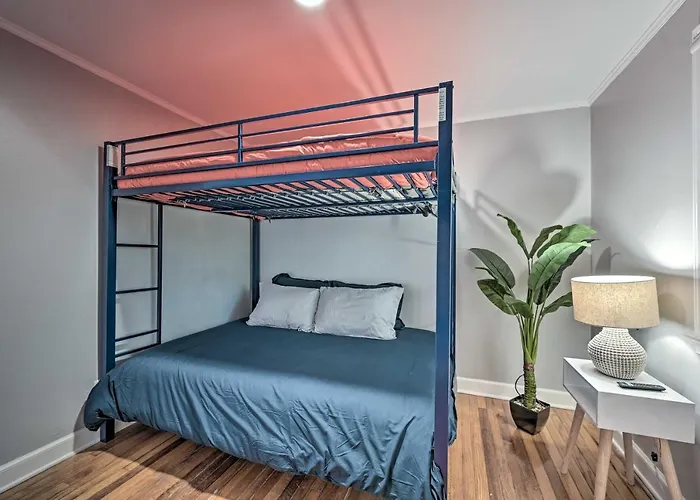 Vibrant Home 2 Mi To Dtwn & Wake Forest University Holiday home Winston-Salem