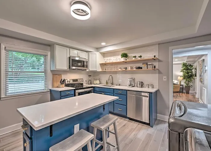 Vibrant Home 2 Mi To Dtwn & Wake Forest University Holiday home