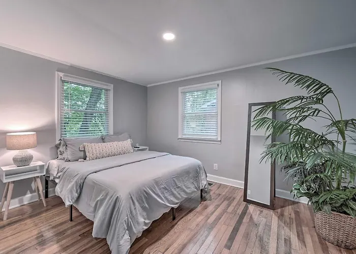 Vibrant Home 2 Mi To Dtwn & Wake Forest University Holiday home