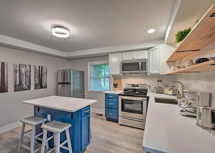Holiday home Vibrant Home 2 Mi To Dtwn & Wake Forest University *