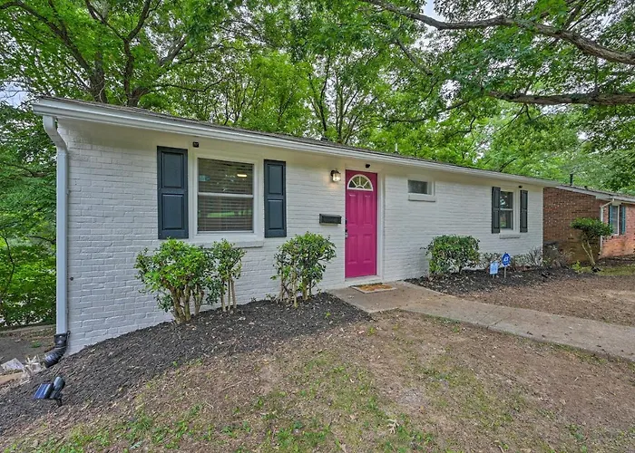 Vibrant Home 2 Mi To Dtwn & Wake Forest University Holiday home